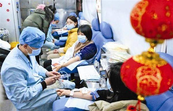 “星空体育APP网站”
医务人员献血 真情暖隆冬(图2)